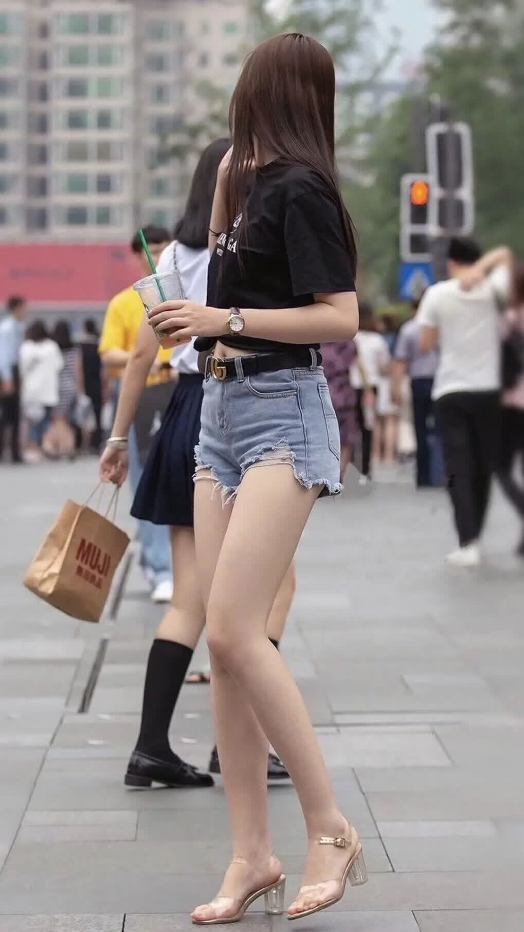 好，我们先从思维的扩展开始，为这篇文章构思一个既有张力又富有故事性的标题，然后再展开正文